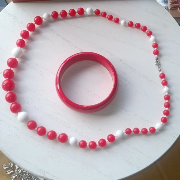 Vintage red bangle with necklace - Picture 2 of 3